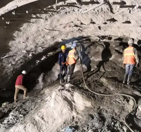 鄯善隧道拱顶带模注浆料，微膨胀注浆料的特点及施工工艺